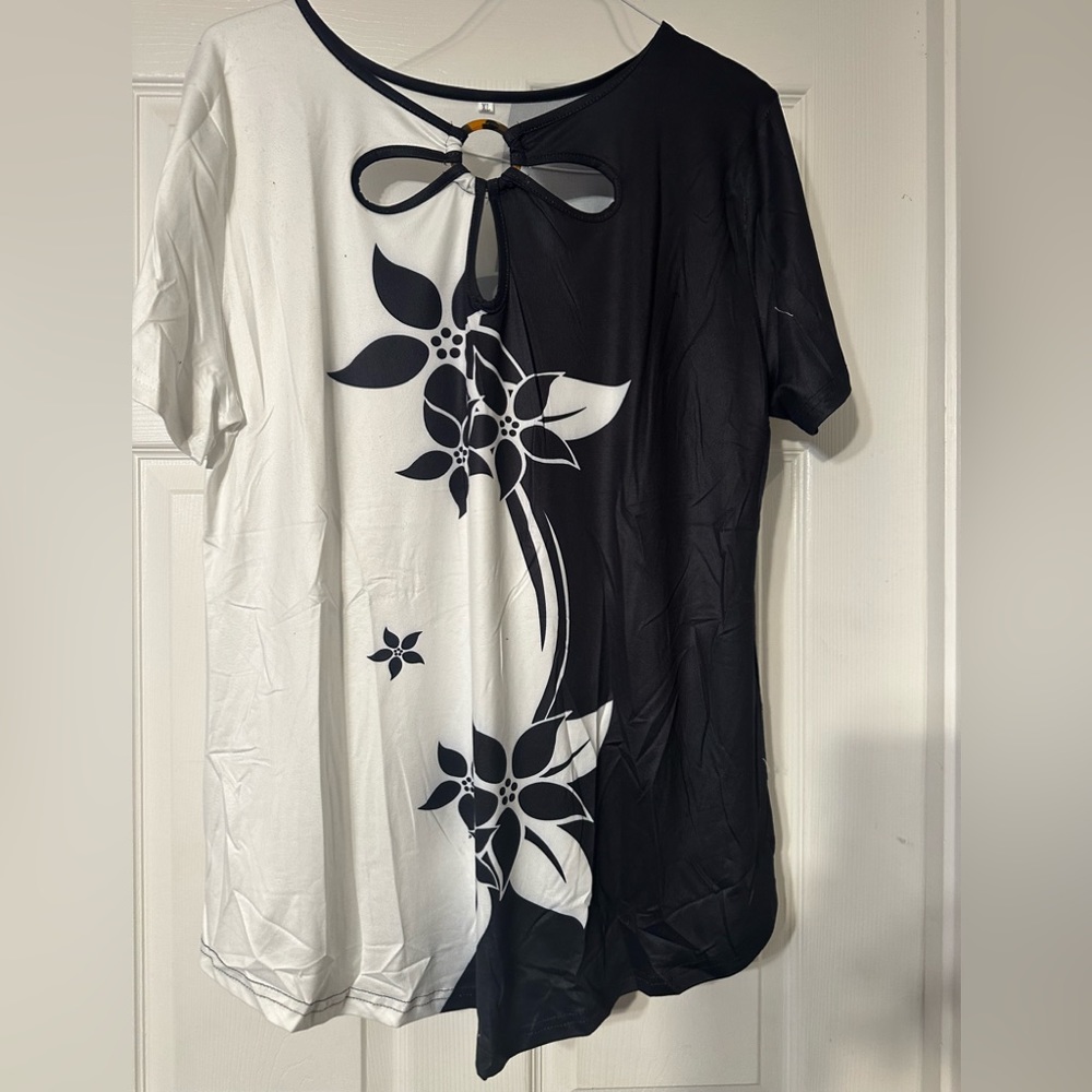 NWOT women’s XL keyhole top